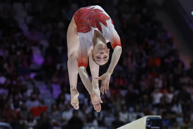 الجزائرية كيليا نمور أحرزت فضية عارضة التوازن (إ.ب.أ)