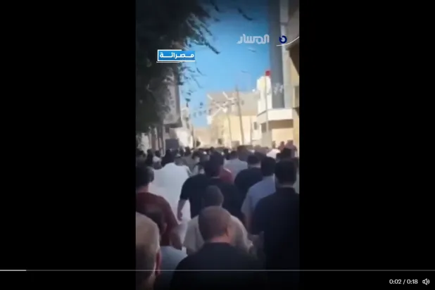 جانب من مظاهرة مصراتة للتنديد بالاشتباكات (وسائل إعلام محلية)