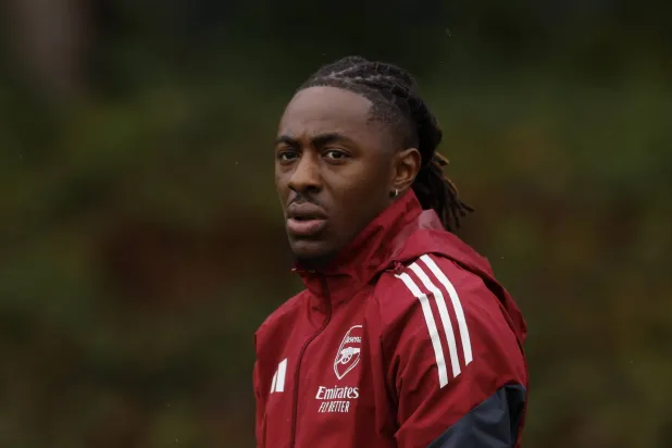 إيبرتشي إيزي لاعب آرسنال (رويترز)