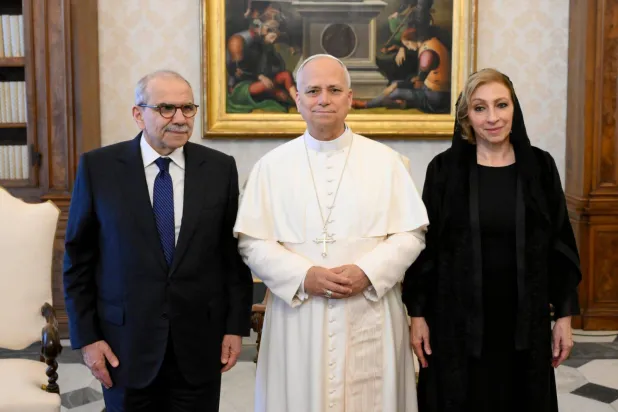 رئيس الحكومة نواف سلام وعقيلته السيدة سحر بعاصيري خلال اللقاء مع قداسة البابا ليو الرابع عشر (رئاسة الحكومة)