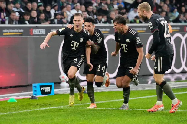 فرحة لاعبي بايرن ميونيخ بالفوز على مونشنغلادباخ (أ.ب)