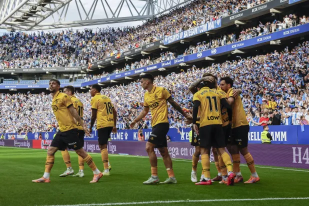 فرحة لاعبي إسبانيول بهدف كارلوس روميرو في إلتشي (إ.ب.أ)