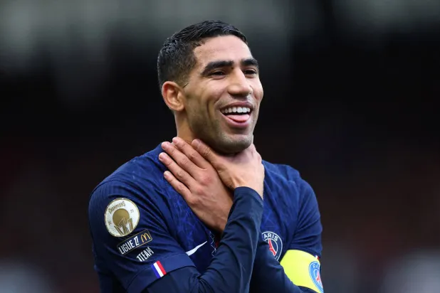 النجم المغربي أشرف حكيمي ظهير أيمن باريس سان جيرمان (رويترز)