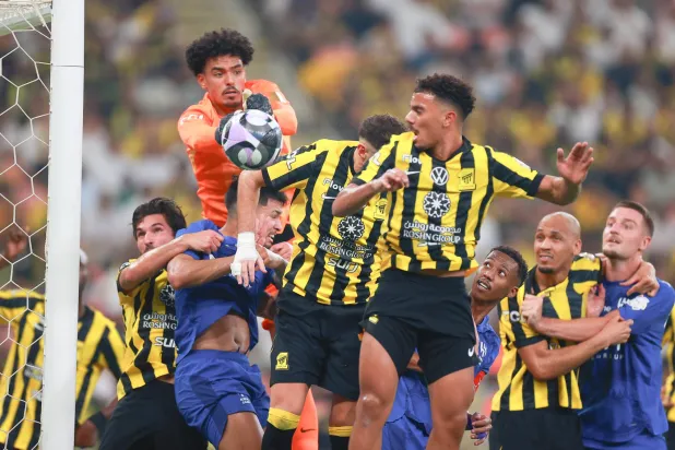 الشنقيطي يقفز على الكرة خلال الكلاسيكو السعودي الأخير في جدة (تصوير: عدنان مهدلي)