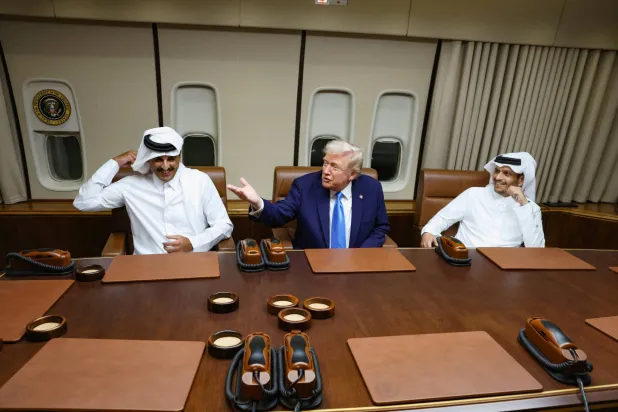 الرئيس الأميركي دونالد ترمب يلتقي أمير قطر الشيخ تميم بن حمد ورئيس الوزراء محمد بن عبد الرحمن آل ثاني (رويترز)