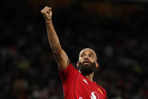 مبومو محتفلاً بهدفه الشخصي الثاني (رويترز)