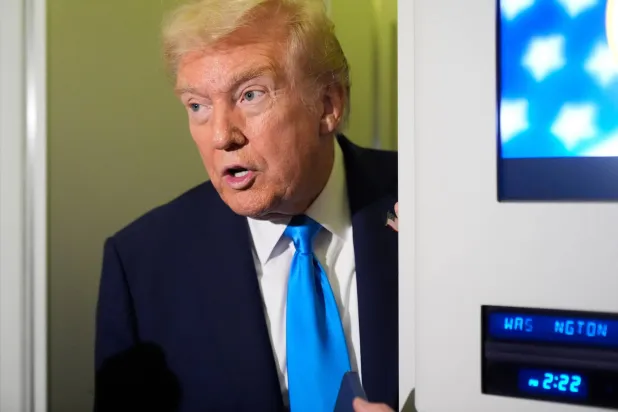 الرئيس الأميركي دونالد ترمب يتحدث مع الصحافيين على متن الطائرة الرئاسية أثناء توقفها في الدوحة (أ.ب)