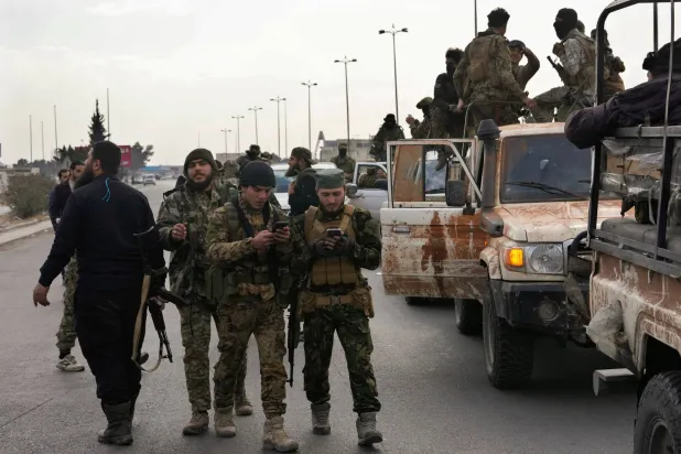 قوات أمن سورية خلال دورية على طريق في دمشق (أ.ب)