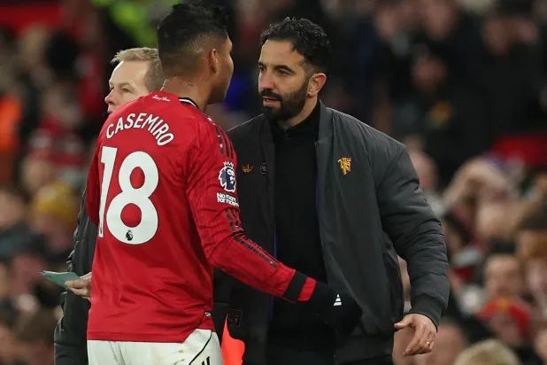 أموريم يحيي كاسيميرو بعد نهاية المباراة (رويترز)