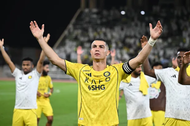 رونالدو محتفلا مع فريقه بعد الفوز على الحزم (تصوير: بشير صالح)