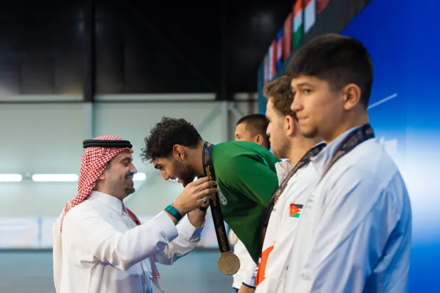 الأمير فهد بن جلوي يتوج المقاتل عالم بالذهبية (الشرق الأوسط)