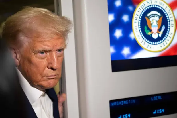 Trump, 24 Ekim'de Asya'ya hareket ettikten sonra Air Force One uçağında gazetecilere konuşuyor (AFP)