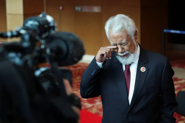 رئيس وزراء تيمور الشرقية زانانا غوسماو متأثراً بقرار ضم بلاده إلى رابطة دول جنوب شرقي آسيا «آسيان» (رويترز)