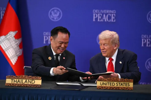ترمب يتحدث مع رئيس الوزراء التايلاندي أنوتين تشارنفيراكول خلال حفل توقيع اتفاق وقف إطلاق النار بين كمبوديا وتايلاند في كوالالمبور (أ.ف.ب)