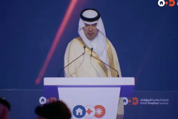 وزير البلديات والإسكان السعودي ماجد الحقيل خلال كلمته في «القمة العالمية للبروبتك 2025» المُقامة بالرياض (الهيئة العامة للعقار)
