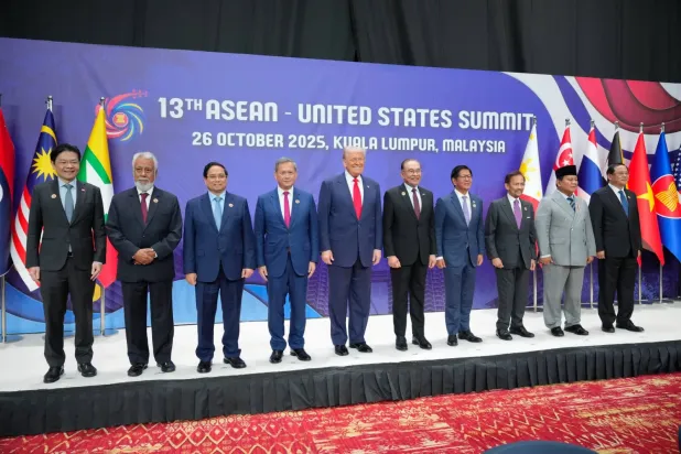 ABD Başkanı Donald Trump, Kuala Lumpur'da düzenlenen Güneydoğu Asya Ülkeleri Birliği (ASEAN) zirvesinde diğer liderlerle birlikte hatıra fotoğrafı çekildi. (AP)