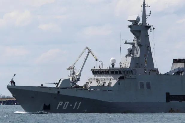 سفينة دورية تابعة للبحرية الفنزويلية تبحر قبالة ساحل البحر الكاريبي وسط توترات متصاعدة مع الولايات المتحدة في بويرتو كابيلو (رويترز)