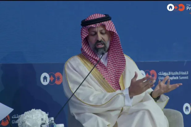 رئيس مجلس إدارة «هيئة السوق المالية» محمد القويز خلال «القمة العالمية للبروبتك»... (الهيئة العامة للعقار)