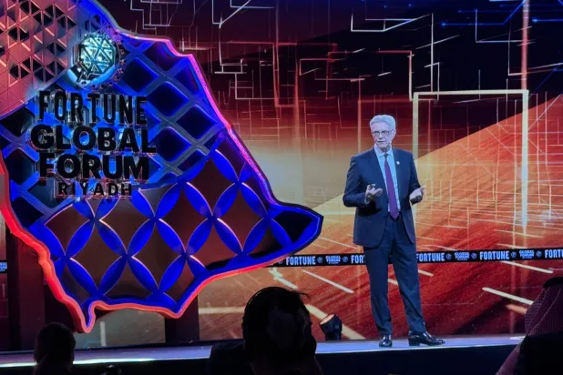 الرئيس التنفيذي لـ«المربع الجديد» مايكل دايك يتحدث في منتدى فورتشن (تصوير: تركي العقيلي)