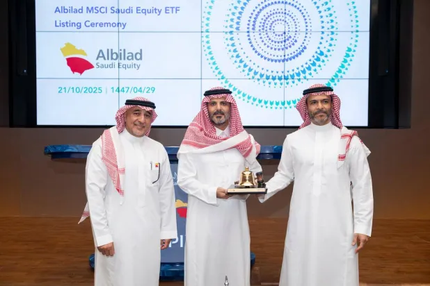 صورة للمسؤولين في صندوق الاستثمارات العامة وشركة البلاد المالية أثناء إدراج صندوق «البلاد إم إس سي آي المتداول للأسهم السعودية» (الشرق الأوسط)