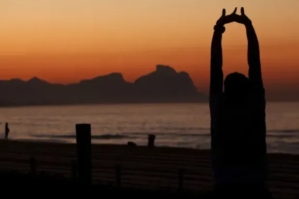 تمارين تمديد الكتف والظهر قد تساعد في خفض ضغط الدم (رويترز)