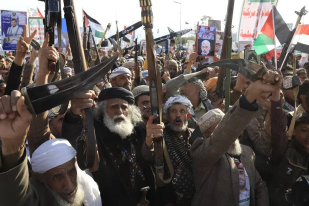 موالون للجماعة الحوثية خلال تجمع في صنعاء حيث تتصاعد الحملات القمعية ضد الموظفين الأمميين (إ.ب.أ)