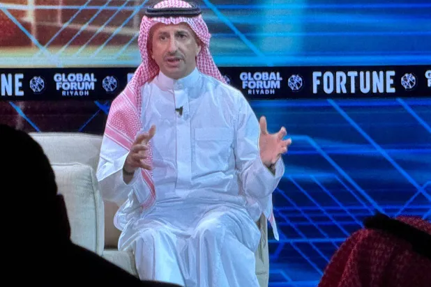 وزير السياحة السعودي أحمد الخطيب متحدثاً في منتدى فورتشن (الشرق الأوسط)