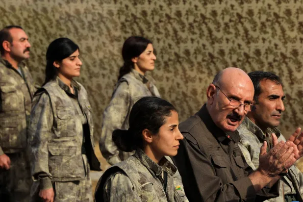 القياديان في «العمال الكردستاني» صبري أوك وفيجان ديرسم خلال قراءة بيان حزب «العمال الكردستاني» في جبل قنديل يوم 26 أكتوبر (رويترز)