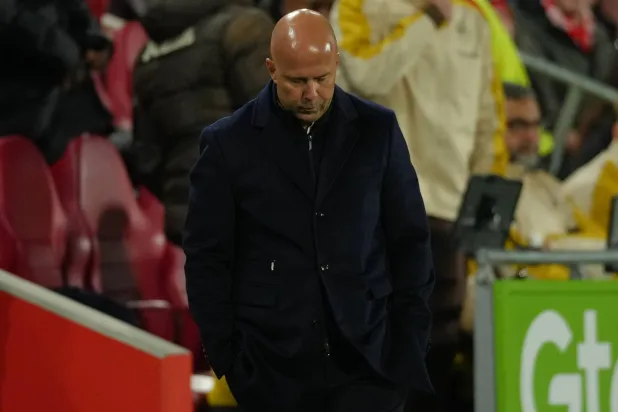 أرني سلوت محبطاً (أ.ب)