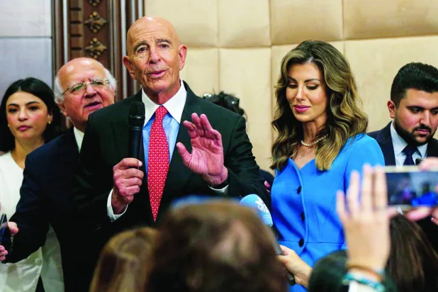 المبعوث الأميركي توم برّاك ومورغان أورتاغوس نائبة المبعوث الرئاسي إلى الشرق الأوسط في القصر الرئاسي اللبناني (د.ب.أ) 