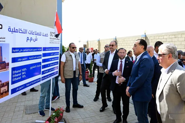 مدبولي خلال افتتاحه مصنع «كمت» لإنتاج الإيثانول بمحافظة السويس (مجلس الوزراء المصري)