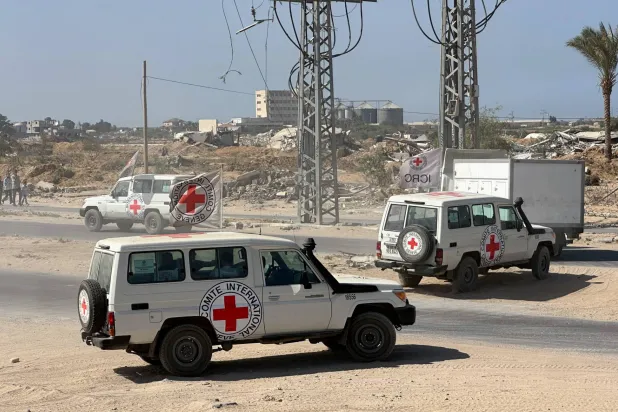 الصليب الأحمر يعمل مع حركة «حماس» لتحديد مكان رفات رهائن (رويترز) 