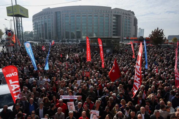 أنصار حزب الشعب الجمهوري التركي المعارض تجمعوا أمام مجمع محاكم نشاغلايان في إسطنبول يوم 26 أكتوبر (إ.ب.أ)
