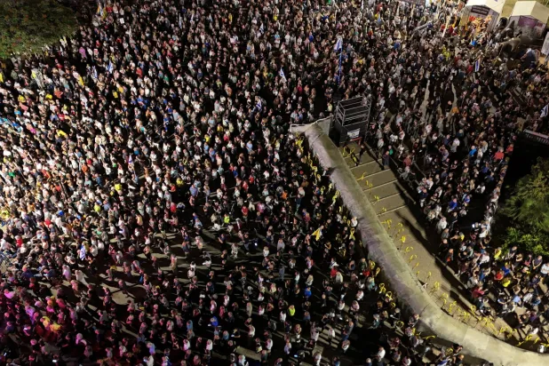 لقطة من طائرة مسيرة تظهر محتجين في مظاهرة بتل أبيب مساء السبت للمطالبة بإعادة جميع المحتجزين المتبقين في غزة (رويترز)