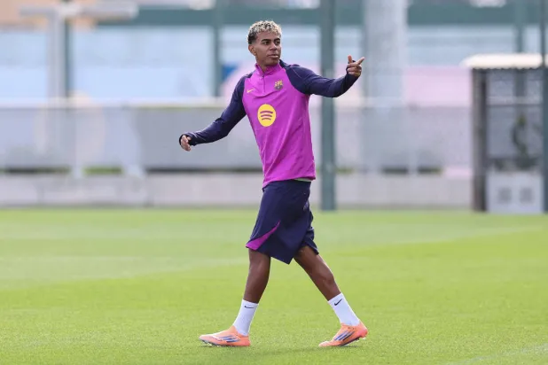 لامين يامال خلال التحضيرات الأخيرة قبل «الكلاسيكو» (أ.ف.ب)