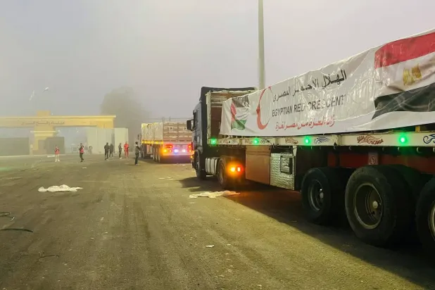 شاحنات محملة بالمساعدات أمام معبر رفح (الهلال الأحمر المصري)