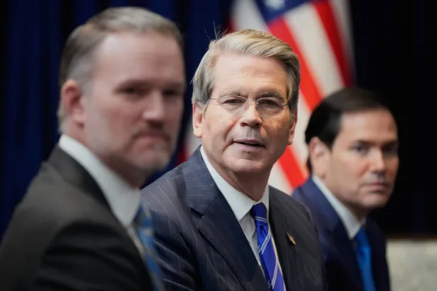 وزير الخزانة الأميركي سكوت بيسنت خلال اجتماع بين الرئيس دونالد ترمب ونظيره البرازيلي لولا دا سيلفا في كوالالمبور 26 أكتوبر 2025 (أ.ب)