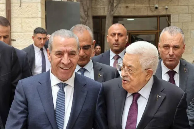 صورة أرشيفية للرئيس الفلسطيني محمود عباس ونائبه حسين الشيخ (مواقع حركة «فتح») 