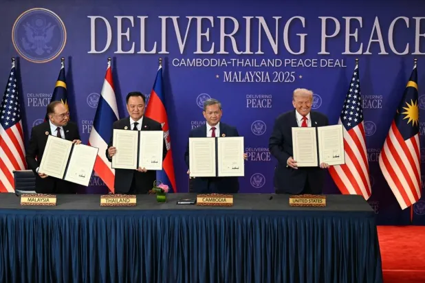 (L-R) Malaysia's Prime Minister Anwar Ibrahim, Thailand's Prime Minister Anutin Charnvirakul, Cambodia's Prime Minister Hun Manet and US President Donald Trump hold up documents after the ceremonial signing of a ceasefire agreement between Thailand and Cambodia on the sidelines of the 47th Association of Southeast Asian Nations (ASEAN) Summit in Kuala Lumpur, Malaysia, 26 October 2025. (EPA) 