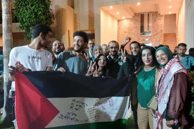 وفد شعبي مصري يزور الأسرى الفلسطينيين في مقر إقامتهم الأول بالقاهرة قبل نقلهم للعاصمة الإدارية (صفحة الأسير المحرر ظافر برهم)