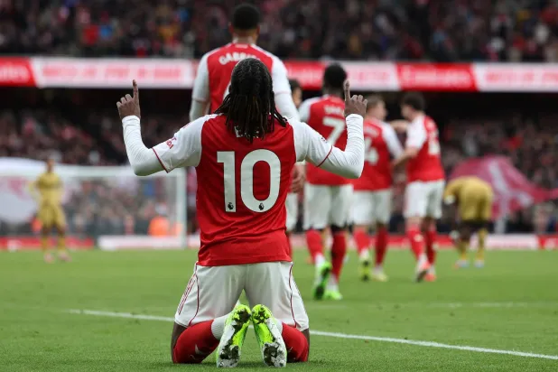 إيبيرشي إيزي سجل هدف الفوز لآرسنال في مرمى فريقه السابق (إ.ب.أ)