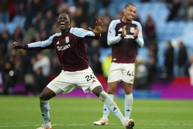 فرحة لاعبي آستون فيلا بالفوز على مان سيتي (رويترز)