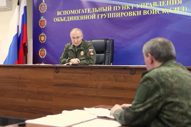 صورة من فيديو وزّعه الكرملين لزيارة بوتين لمقرّ عسكري غير محدّد يوم 26 أكتوبر (إ.ب.أ)