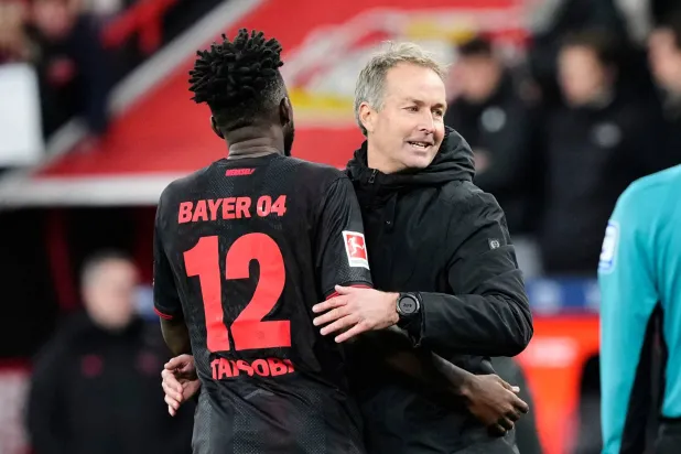 إدموند تابسوبا يحتفل مع مدربه هولماند بالفوز على فرايبورغ (أ.ب)