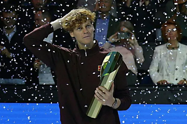 لاعب التنس الإيطالي يانيك سينر بطل فيينا (أ.ف.ب)