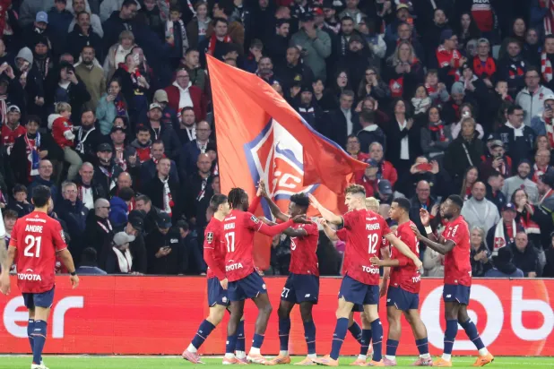 فرحة لاعبي ليل بالفوز الكاسح على ميتز (أ.ف.ب)