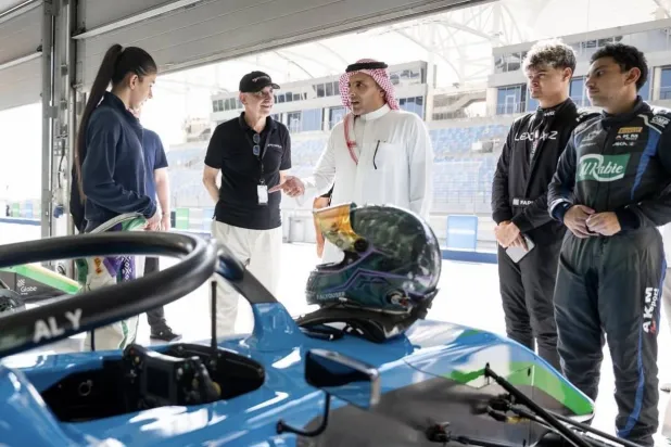 الأمير خالد بن سلطان الفيصل لدى إشرافه على الاستعدادات (الشرق الأوسط)