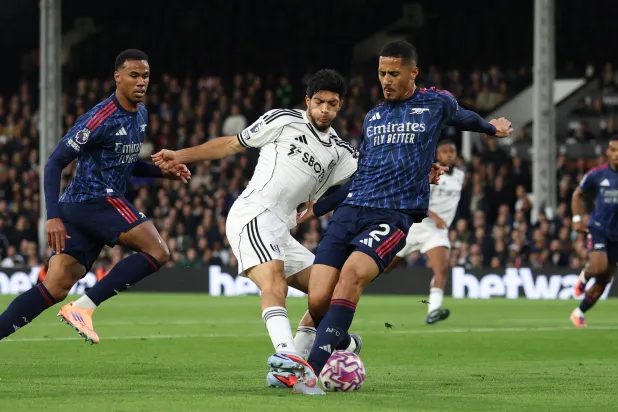 غابرييل ماغالايش وويليام ساليبا ثنائي دفاع آرسنال المتألق (رويترز)