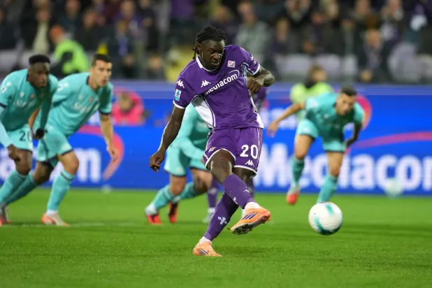 مويس كين يسجل هدف التعادل القاتل لفيورنتينا في بولونيا (إ.ب.أ) 