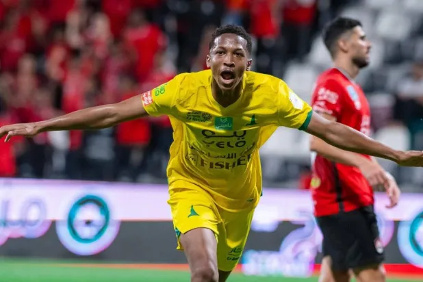 هوساوي يحتفل بعد أحد أهدافه مع الخليج (موقع النادي)